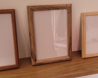 Marco de fotos de madera maciza. Fabricación a medida disponible bajo pedido.