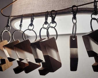 Portachiavi e porta cellulare in legno e resina epossidica.