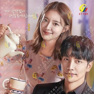 Könnte beinhalten: Ein DVD-Cover für das koreanische Drama "The Law Cafe" mit zwei Schauspielern, einer Frau, die Kaffee aus einer Teekanne in eine Tasse gießt, die von einem Mann gehalten wird. Der Text auf dem Cover lautet "The Law Cafe" in Koreanisch und Englisch.