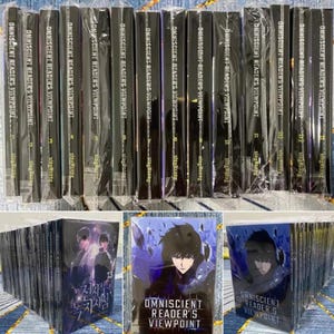 以下が含まれることがあります： 「Omniscient Reader's Viewpoint」というタイトルのマンガ本のコレクション。本は黒色で白い文字が書かれており、透明なプラスチックで包まれています。表紙には、紫と青のカラースキームのキャラクターのイラストが描かれています。