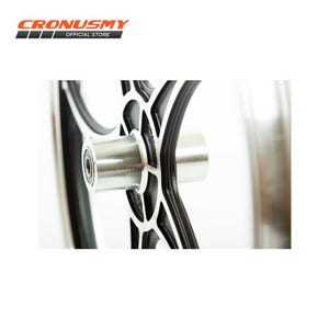 Op de afbeelding: Close-up van een fietswielnaaf met een zwart en zilver design. De naaf heeft een zilveren cilindrisch onderdeel met een zwart lager. De velg is zichtbaar op de achtergrond. De tekst "CRONUSMY OFFICIAL STORE" staat linksboven.
