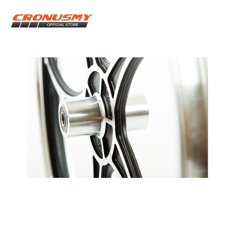 Op de afbeelding: Close-up van een fietswielnaaf met een zwart en zilver design. De naaf heeft een zilveren cilindrisch onderdeel met een zwart lager. De velg is zichtbaar op de achtergrond. De tekst "CRONUSMY OFFICIAL STORE" staat linksboven.