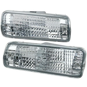 Puede incluir: Dos luces de posición laterales automotrices rectangulares y transparentes. Cada luz tiene una lente transparente con un interior texturizado y una carcasa cromada. Las luces están diseñadas para la seguridad y visibilidad del vehículo.