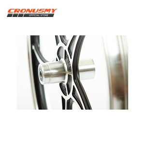 Op de afbeelding: Close-up van een fietsnaaf met een zwart en zilver design. De naaf is gemaakt van metaal en heeft een reeks spaken en een centrale as. De afbeelding bevat de tekst "CRONUSMY OFFICIAL STORE" in de linkerbovenhoek.
