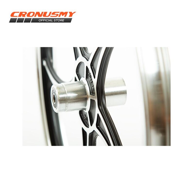 Op de afbeelding: Close-up van een fietsnaaf met een zwart en zilver design. De naaf is gemaakt van metaal en heeft een reeks spaken en een centrale as. De afbeelding bevat de tekst "CRONUSMY OFFICIAL STORE" in de linkerbovenhoek.