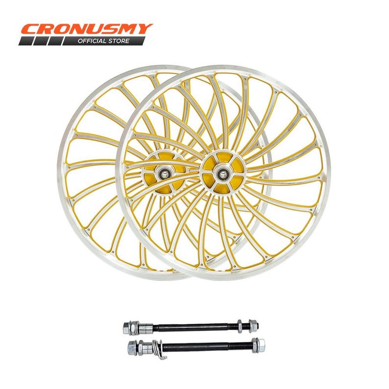 Op de afbeelding: Twee fietswielen met een gouden en zilveren spaakontwerp worden getoond tegen een witte achtergrond. De wielen hebben een centrale naaf en worden vergezeld door twee zwarte assen met zilveren hardware. De tekst "CRONUSMY OFFICIAL STORE" staat linksboven.