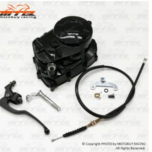 以下が含まれることがあります： 黒いバイクのエンジンカバー、ケーブル、黒いレバー。エンジンカバーは黒く、丸い形をしています。ケーブルは黒く、銀色の金属製の接続部があります。レバーは黒く、銀色の金属製のハンドルが付いています。