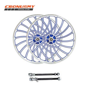 Op de afbeelding: Twee zilveren fietswielen met blauwe accenten en een complex spaakontwerp. De wielen hebben een blauwe centrale naaf en worden vergezeld door twee zwarte assen met zilveren hardware. De tekst "CRONUSMY OFFICIAL STORE" is zichtbaar.