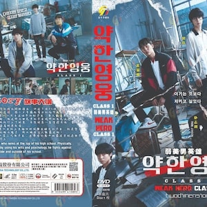 Op de afbeelding: DVD-hoes voor het Koreaanse drama "Weak Hero Class 1". De hoes toont een groep jonge mannen in een schoolomgeving. De titel van het drama is geschreven in het Koreaans en Engels. De tekst "Weak Hero Class 1" is geschreven in rood en wit.