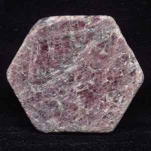 Puede incluir: Una taza de cerámica blanca con un asa negra y el texto "But First, Coffee" en negro y negrita. La taza está sobre una superficie blanca.