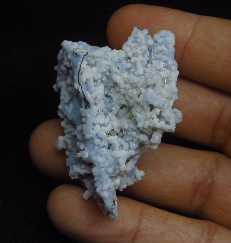 Puede incluir: Una geoda de &aacute;gata azul y blanca con un c&uacute;mulo de cristales blancos. La geoda es rugosa y tiene una forma natural y org&aacute;nica.