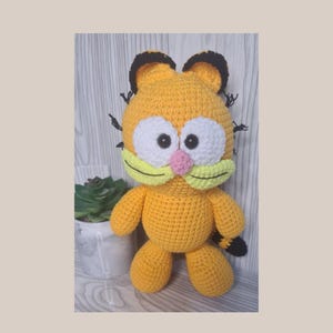 Chat de Garfield au crochet - Peluche Amigurumi faite main - Cadeau comique drôle - Peluche dessin animé - Cadeau orange pour amoureux des chats