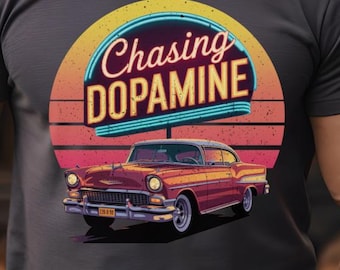 Maglietta grafica con muscle car retrò - Chasing Dopamine - Cotone unisex