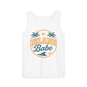 Island Babe Garment-Dyed Tank Top, Sommer Top, Bademode, Urlaubs Shirt, trendiges ärmelloses T-Shirt, Island Vibes