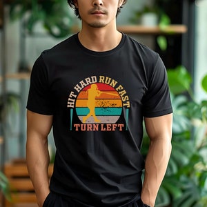 Hit Hard Run Fast Turn Left Softbal T-shirt, softbal T-shirt, T-shirt softbalspeler, grafisch softbalshirt, shirt sportliefhebber