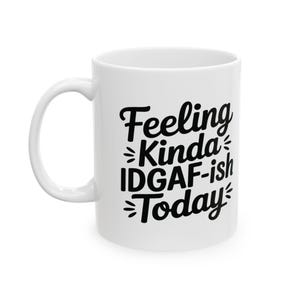 Könnte beinhalten: Weiße Keramik-Kaffeetasse mit schwarzem Text, der "Feeling Kinda IDGAF-ish Today" lautet.