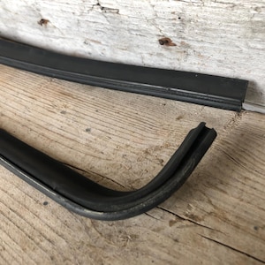 VW Volkswagen Golf Jetta Mk2 4 deurs origineel links achter raam schraper opening afdichting geleiderail zwart rubber 193839477B 193839478B