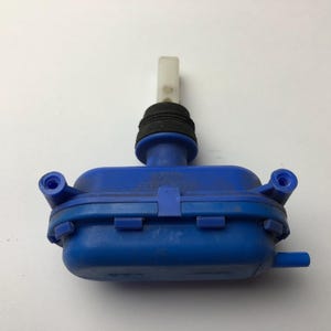 Puede incluir: Una taza de cerámica blanca con un asa negra y el texto "But First, Coffee" en un estilo manuscrito. La taza está sobre una superficie blanca. La taza mide aproximadamente 10 cm de alto.