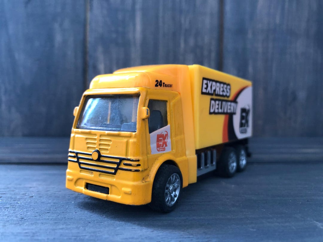 Express Delivery Truck Parcel Mail Courier 1:72 Car Scale Model Yellow ...