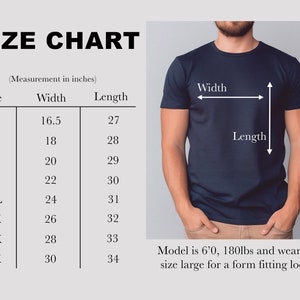 Puede incluir: Una camiseta azul marino con una tabla de tallas. La tabla muestra medidas en pulgadas para el ancho y el largo, que van desde la XS hasta la 4X. El modelo mide 1,83 m, pesa 81,6 kg y usa una talla L para un ajuste entallado.