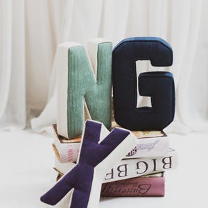 Decoración de letras del alfabeto personalizadas, letras de tela, almohada con monograma para guardería, decoración de pared para guardería, almohada con forma de letra, decoración infantil personalizada