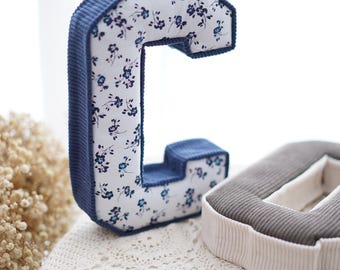 Gepersonaliseerde stoffen briefkussen, alfabet kinderkamer kunst aan de muur, handgemaakt bordje babynaam, gezellig slaapkameraccent, aangepast babycadeau