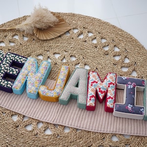 Decoración con letras y nombre personalizadas, colgante de pared hecho a mano para niña, regalo inicial para guardería, regalo para baby shower