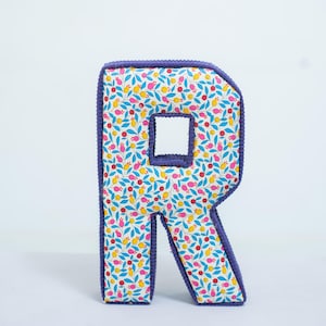 Letras do alfabeto acolchoadas, almofada personalizada com nome de bebê, monograma de berçário feito à mão, decoração de quarto Montessori, presente personalizado para bebê