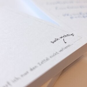 May include: A white notepad with the text "Auch wichtig!" and an arrow pointing to the text "Auch wichtig!"  The text below the arrow reads "...auf sich zu den Zeit nicht verlieren..."