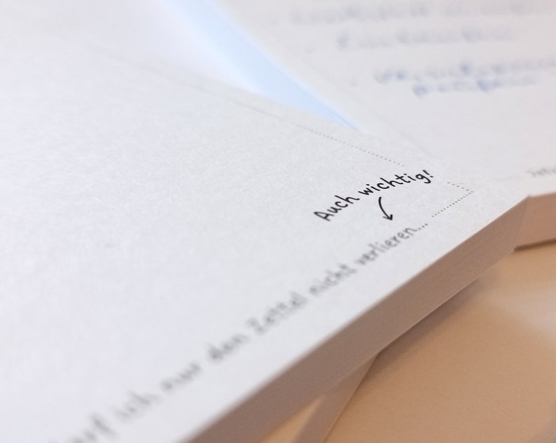 May include: A white notepad with the text "Auch wichtig!" and an arrow pointing to the text "Auch wichtig!"  The text below the arrow reads "...auf sich zu den Zeit nicht verlieren..."