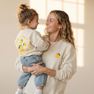 Partnerlook Sweatshirt »Easy Peasy Lemon Squeezy« aus Bio-Baumwolle I Statement Spruch Rückendruck Brustdruck Oversized Nachhaltig Geschenk