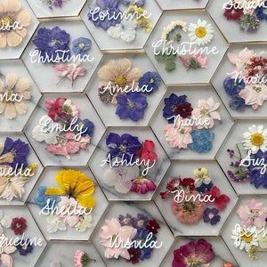 Cartões de lugar em acrílico com flores prensadas