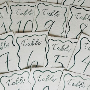 Niestandardowe numery stołów akwarelowe na papierze ręcznie robionym