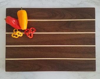 Handgemaakte walnotensnijplank voor het bereiden en serveren van eten
