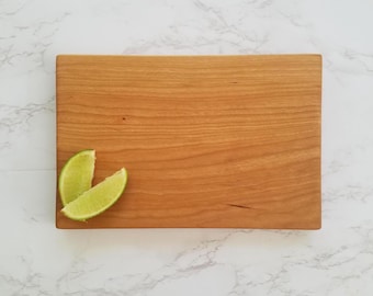 Massieve kersenhouten snijplank uit één stuk voor het bereiden en serveren van eten