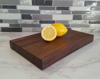 Dikke snijplank van walnoothout - ideaal voor het bereiden van voedsel en als decoratie voor de bar.