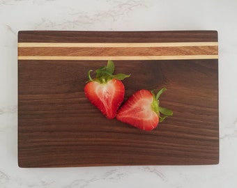 Kleine walnotensnijplank voor het bereiden, serveren en serveren van eten