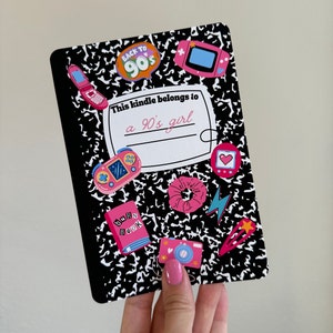 Pu&ograve; includere: Un quaderno bianco e nero a tema anni '90. Ha adesivi di un controller di gioco, una macchina fotografica, un fulmine, un cuore, un elastico per capelli, un libro e un telefono. Il quaderno dice "This kindle belongs to a 90's girl" e "Back to 90's".