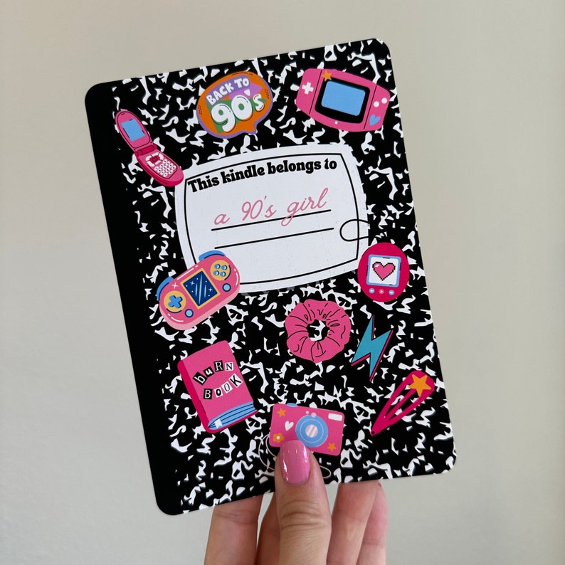 Pu&ograve; includere: Un quaderno bianco e nero a tema anni '90. Ha adesivi di un controller di gioco, una macchina fotografica, un fulmine, un cuore, un elastico per capelli, un libro e un telefono. Il quaderno dice "This kindle belongs to a 90's girl" e "Back to 90's".