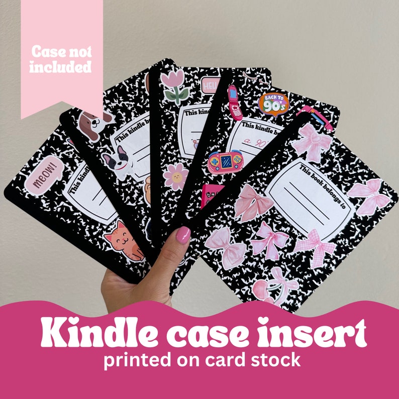 Pu&ograve; includere: Set di cinque inserti stampabili per custodia Kindle in bianco e nero con vari design, tra cui un gatto, un cane, un fiore, un fiocco e un design a tema anni '90. I testi "This kindle belongs to" e "Back to 90's" sono visibili sugli inserti. Gli inserti sono stampati su cartoncino.