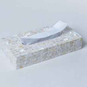 Puede incluir: Caja de pañuelos rectangular blanca hecha de azulejos de nácar. La caja está vacía y tiene un pañuelo blanco asomando por la abertura.