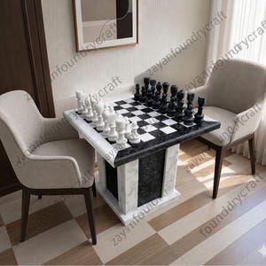 Pode incluir: Uma mesa de xadrez quadrada com um tabuleiro de mármore xadrez em preto e branco, apoiada por uma base de pedestal com painéis de mármore preto e branco alternados. Um conjunto completo de peças de xadrez de mármore branco e preto está disposto.