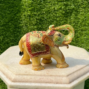 Estatua de elefante de jade verde hecha a mano con pan de oro de 24 k