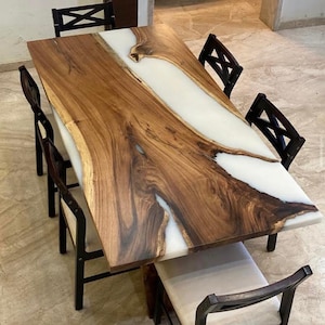 Live Edge Esstisch in Nussbaum: Weißes Epoxidharz Fluss Design