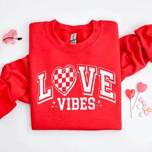 Vibraciones de amor png, camiseta del día de San Valentín png, San Valentín png, amor png, corazón png, corazón de San Valentín png, vibraciones de amor retro png, descarga digital