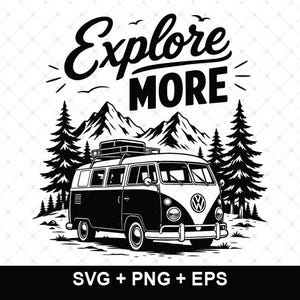 Puede incluir: Una ilustración gráfica en blanco y negro de una furgoneta camper vintage con portaequipajes, frente a un fondo de pinos y picos montañosos. El texto Explore MORE aparece sobre la furgoneta, con pequeños pájaros volando arriba.
