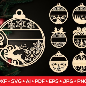 Op de afbeelding: Acht verschillende kerstversieringsontwerpen met een lege ruimte voor personalisatie. De ornamenten bevatten sneeuwvlokken, rendieren, kerstboom en andere feestelijke ontwerpen.