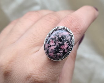 Anillo de plata con rodonita natural, anillo de rodonita con gema, anillo de rodonita de plata de ley 925 para mujer, joyería bohemia de rodonita hecha a mano.