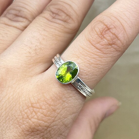 オーバルカットのグリーンペリドット宝石。 アップルグリーンペリドット宝石：2.35カラットオーバルカット