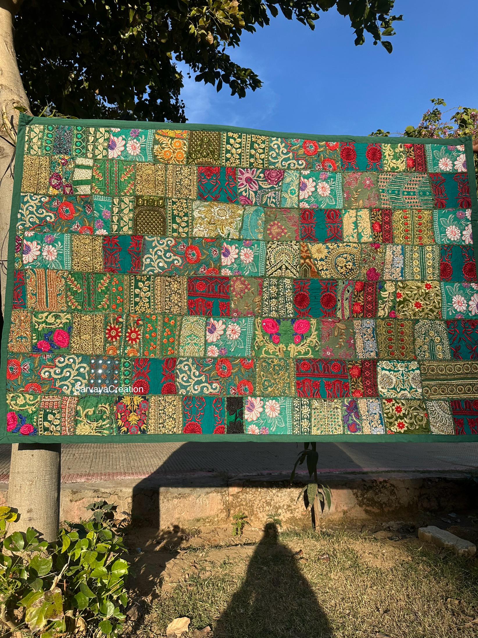 インド風重厚な刺繍の壁掛け ヴィンテージ サリー ザリ ワーク 